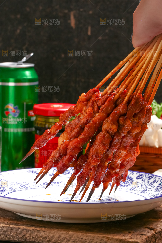 手里拿着一把肉串
