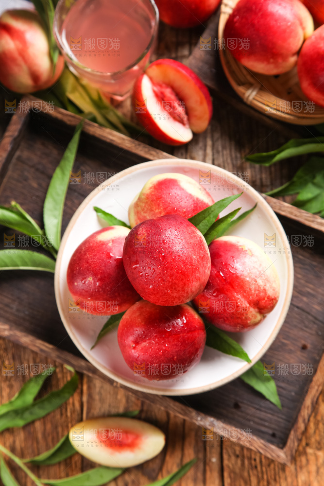 盘子里装着新鲜油桃