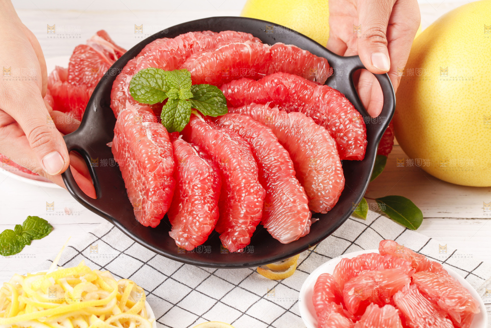 盘子里的红心柚子果肉