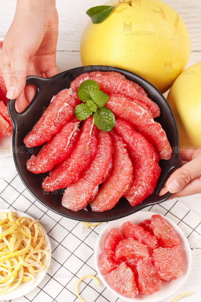手上端着福建平和红肉蜜柚