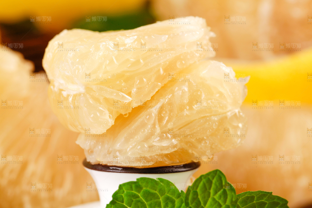 盘子里的柚子果肉