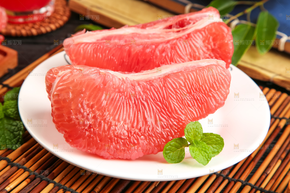 盘子里的红心蜜柚果肉