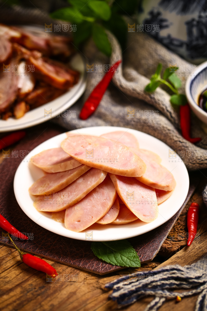盘子里装着切片的肉肠