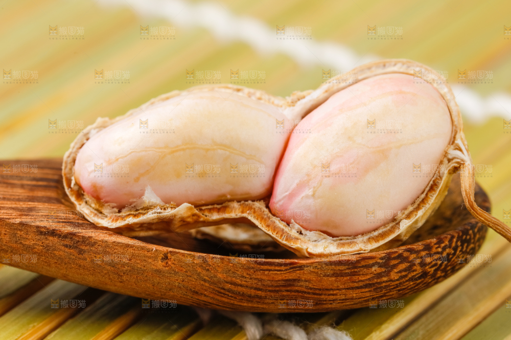 竹底上勺子里剥开壳的花生米