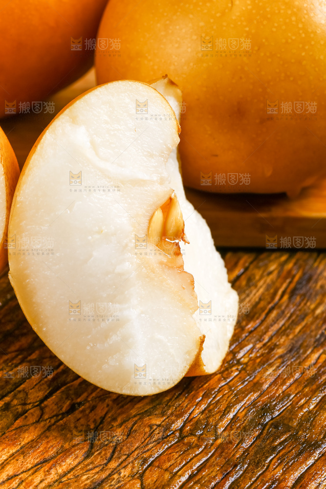 木底上摆放着梨子