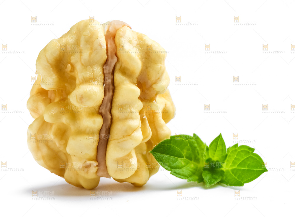 白底上摆放着新鲜核桃仁