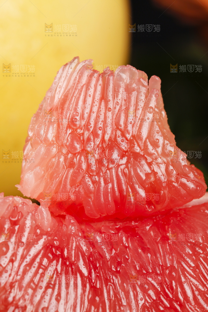 深底上放着越南红心蜜柚
