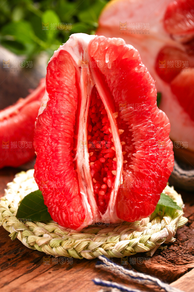 编织垫上放着红心柚子