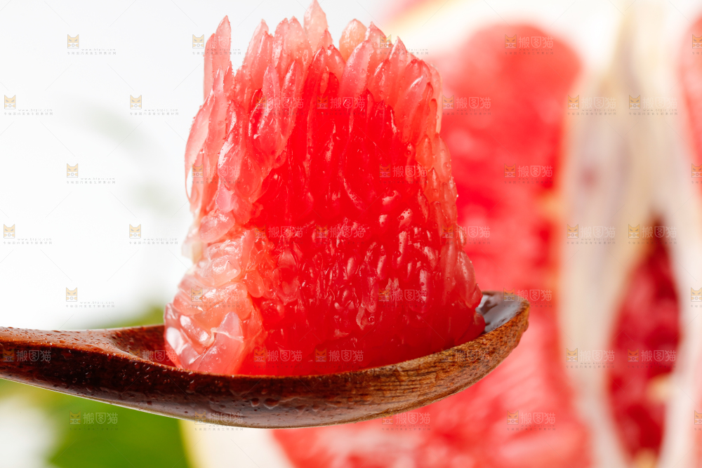 勺子上挖着红心柚子果肉