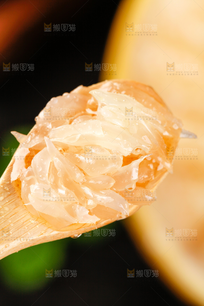深底上盘子里的白心柚子