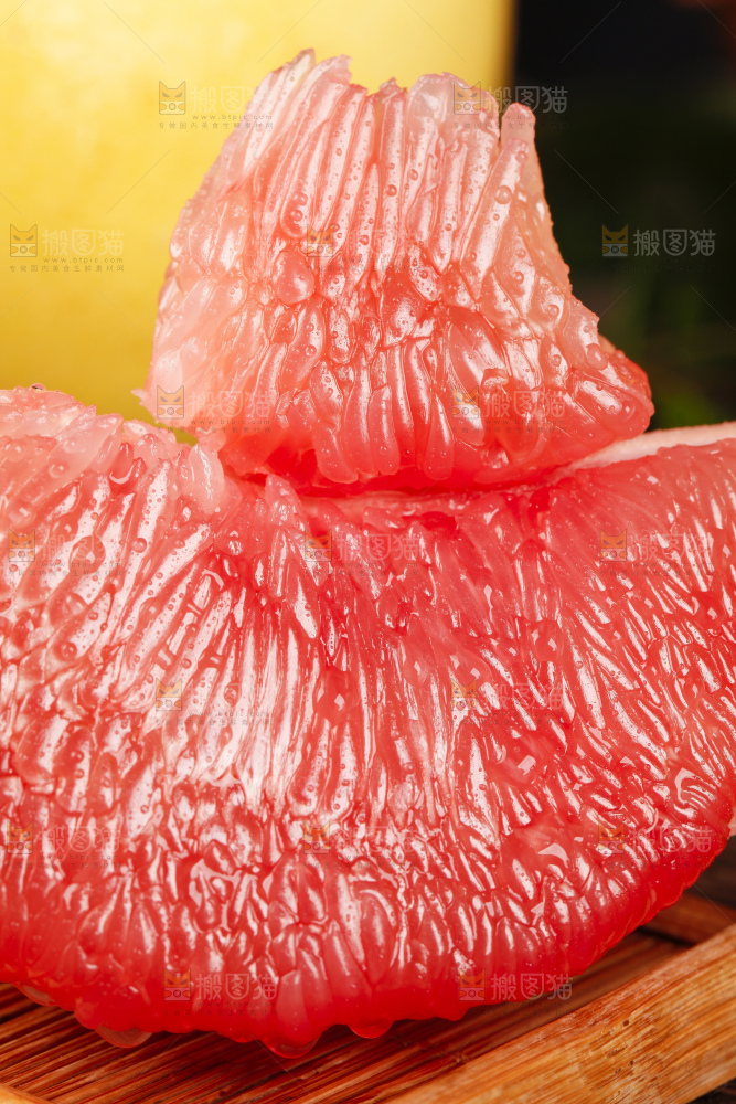 深底上放着越南红心蜜柚