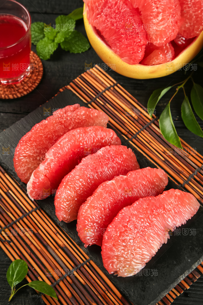 竹底上放着一盘红心柚