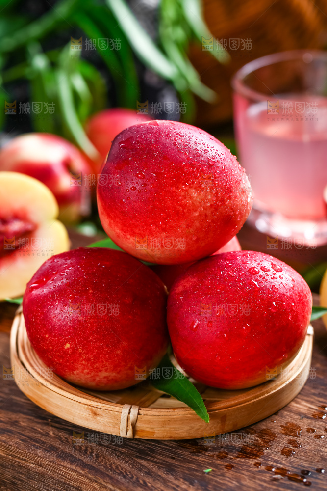 篮子里装着油桃