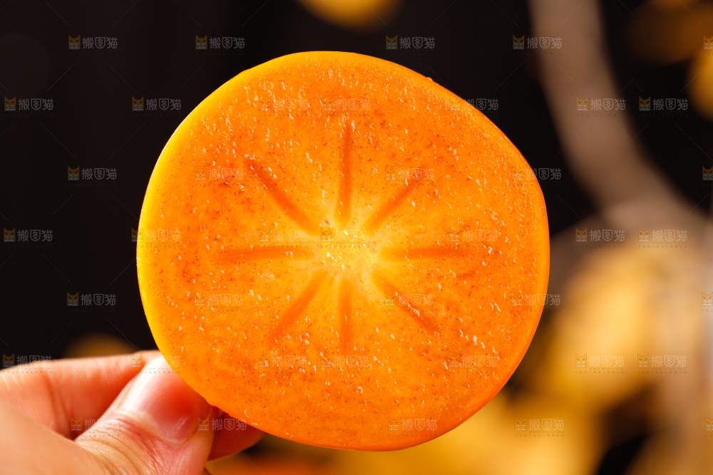 手里拿着新鲜柿子
