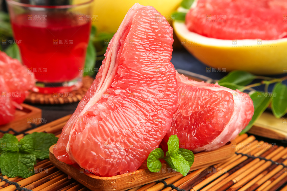 盘子里的红心蜜柚果肉