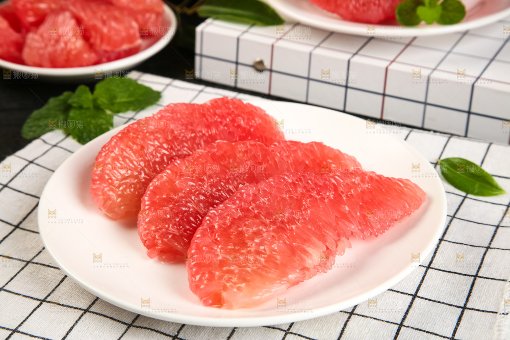 盘子里的红柚果肉