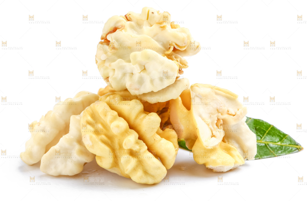 白底上摆放着生核桃仁