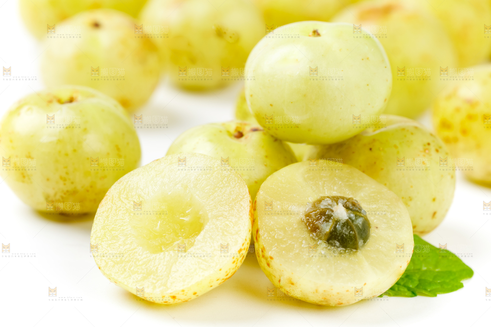 白底上摆放着余甘果