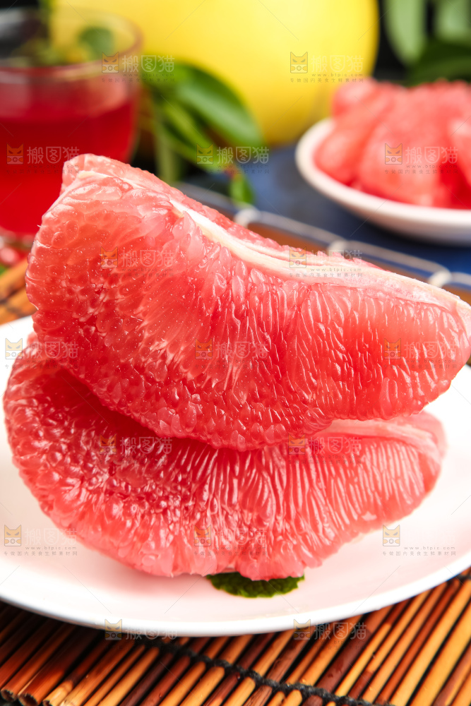盘子里的红心蜜柚果肉