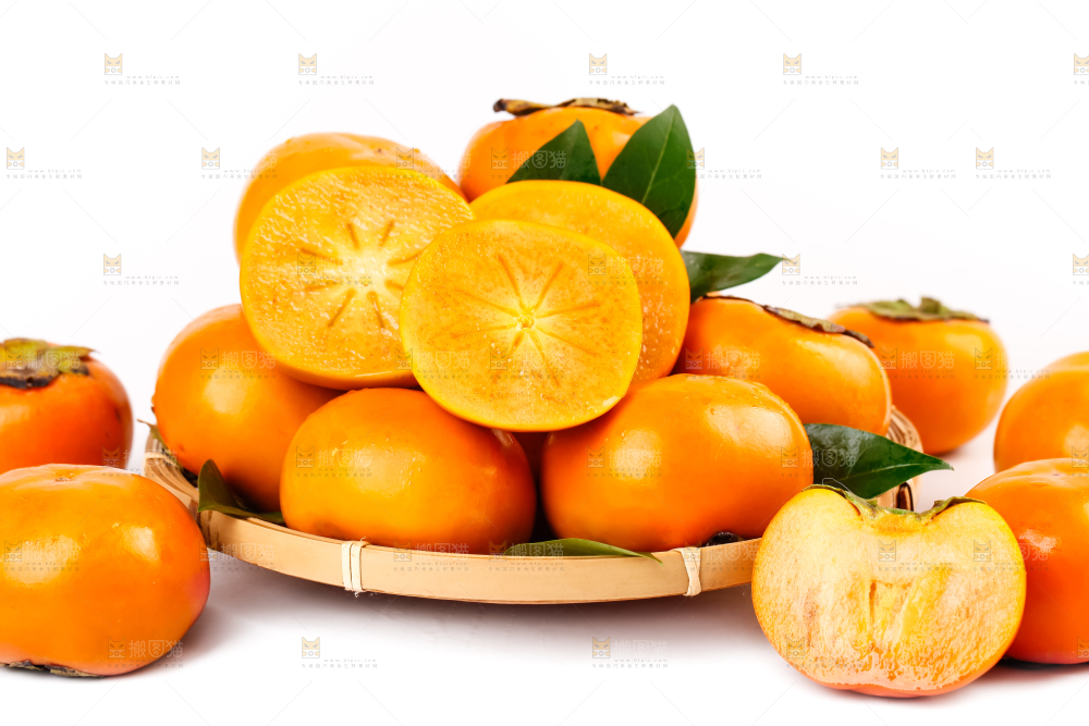 白底上放着一堆新鲜脆柿子