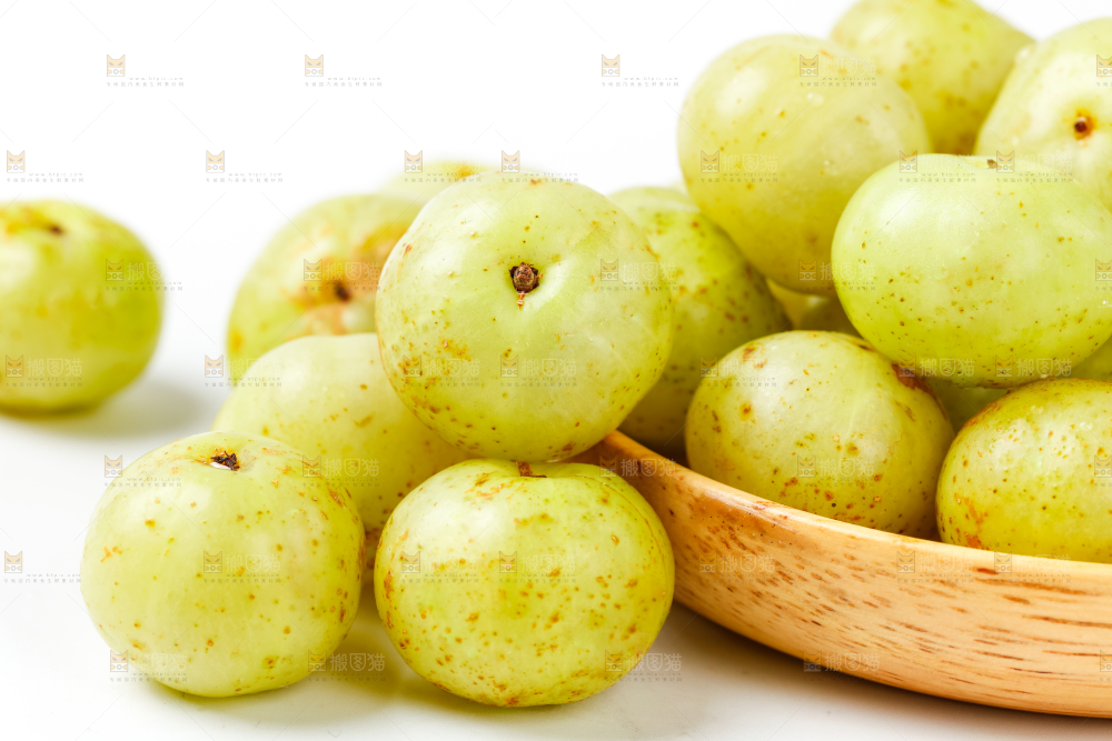 白底上摆放着余甘果