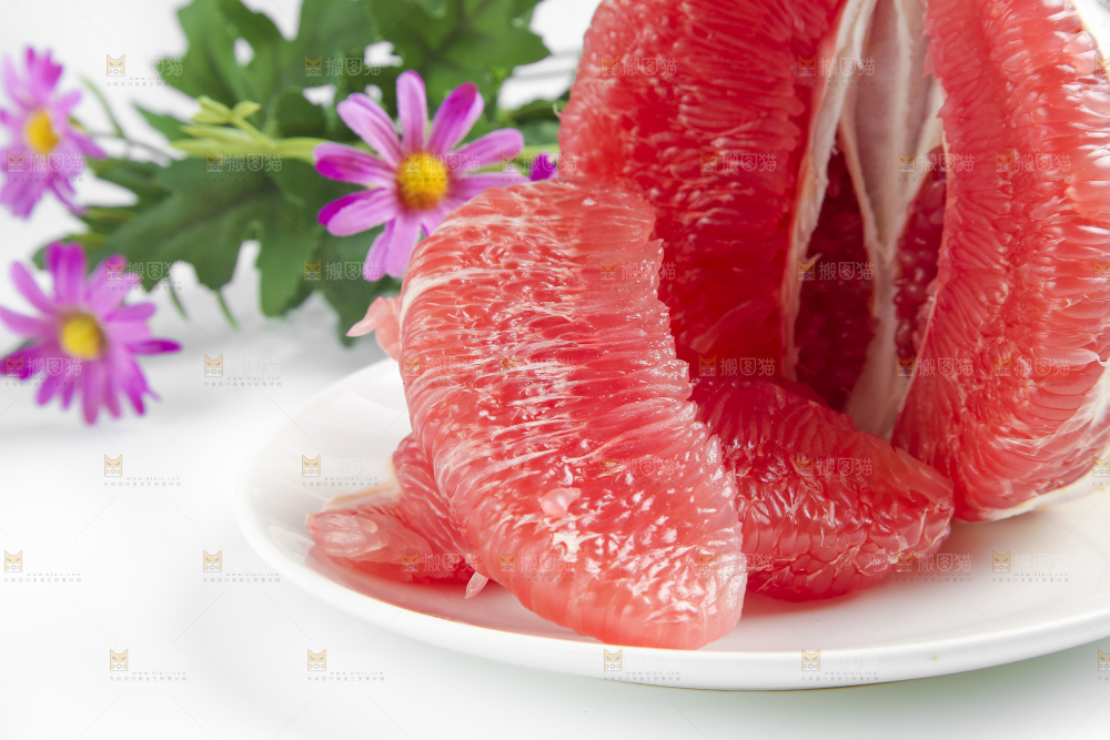 盘子里的柚子果肉