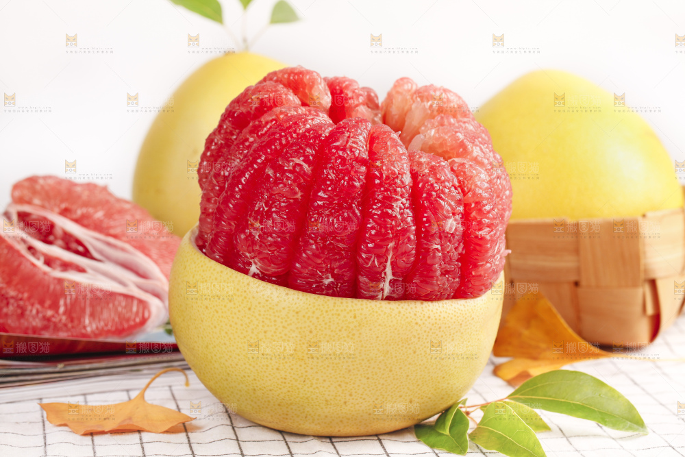 格子底上的红心蜜柚