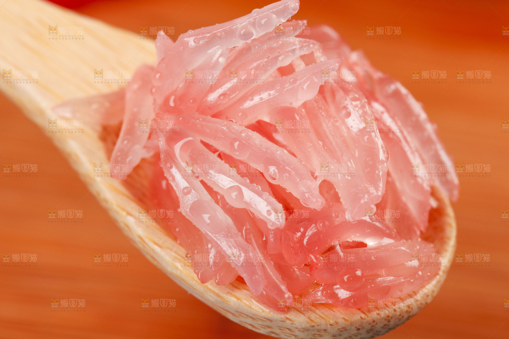 勺子上挖着红心柚果肉