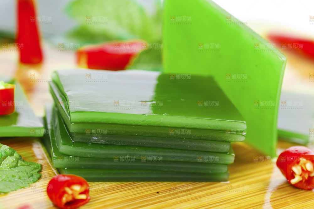 木板上放着新鲜海带