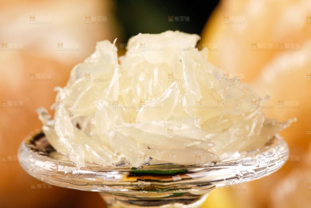 深底上盘子里的白心柚子