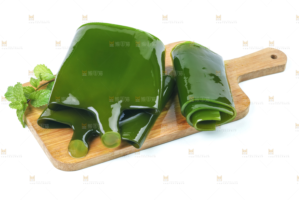 木板上放着新鲜海带