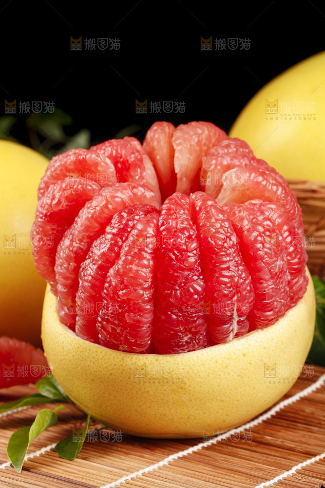 竹底上的平和红心柚子