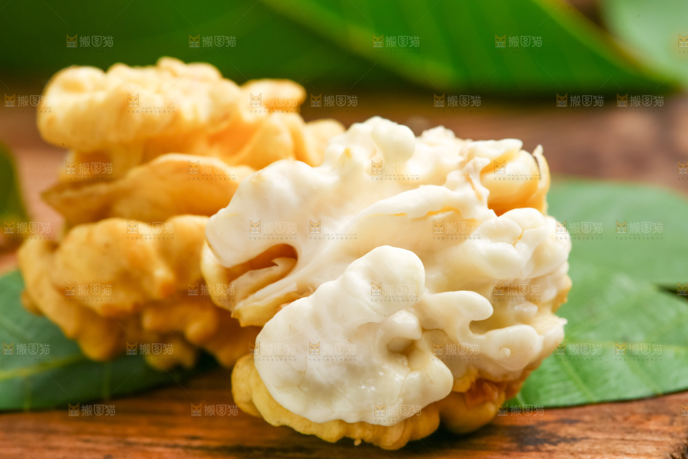 木底上摆放着生核桃仁