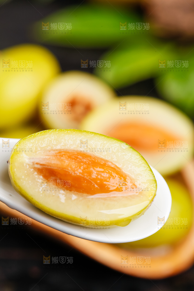 勺子上挖着橄榄