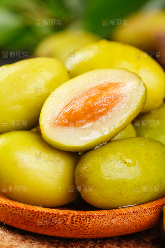深底上的一堆新鲜橄榄