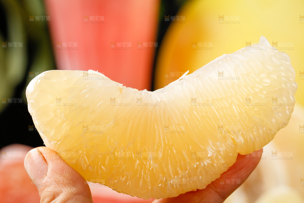 手上拿着白心蜜柚