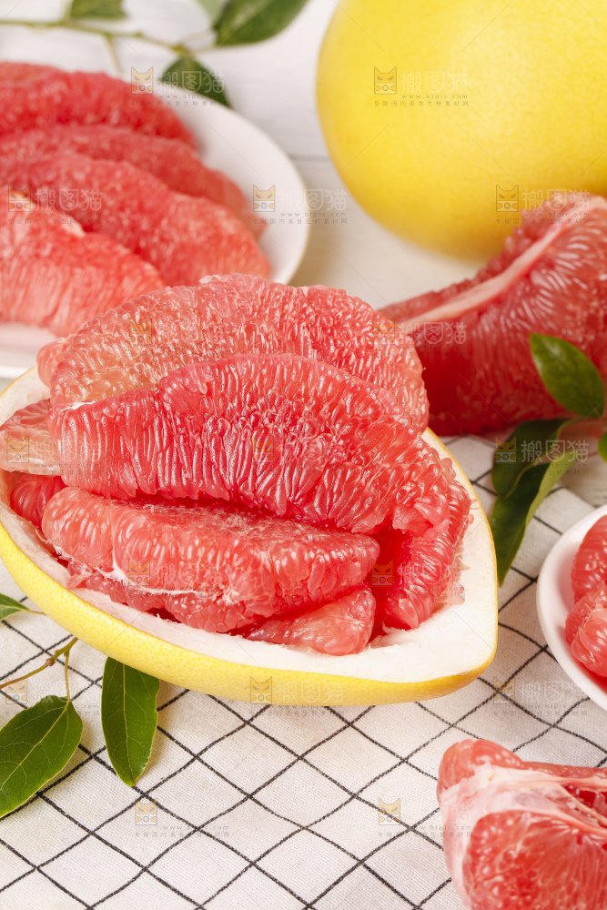 格子底上放着红肉蜜柚