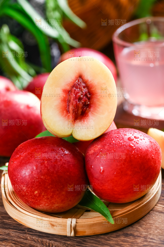 篮子里装着油桃