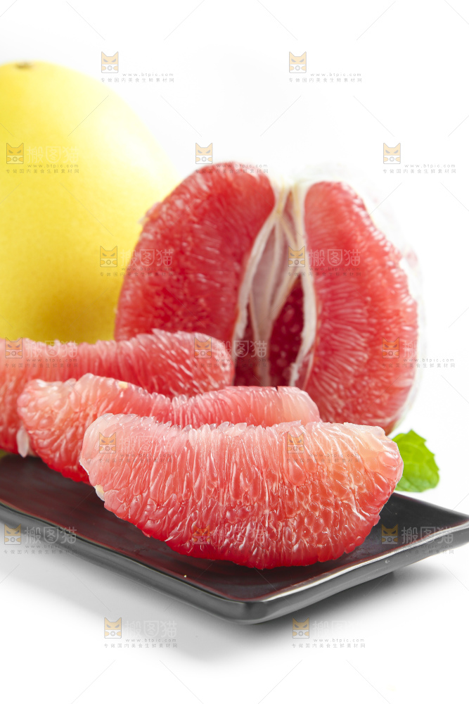 盘子里装着柚子果肉