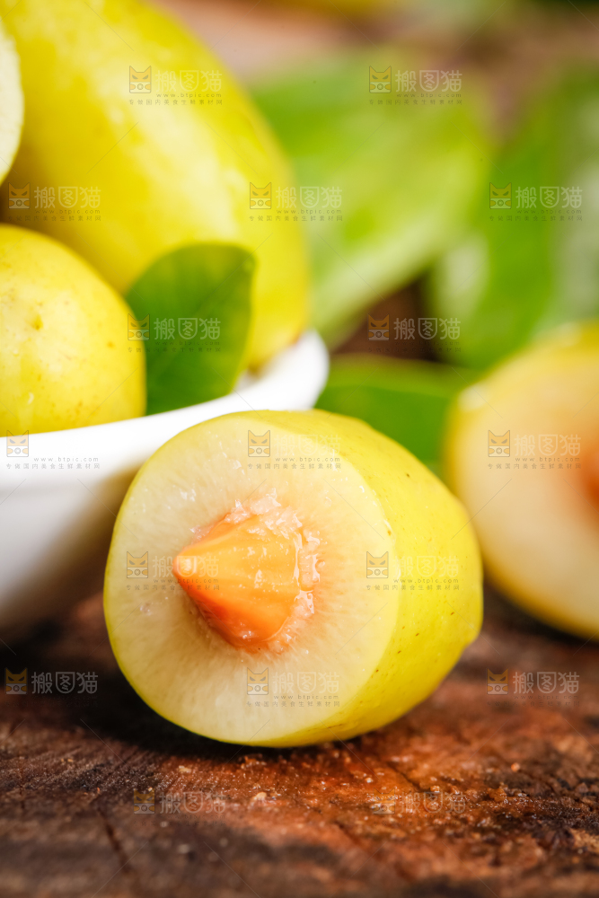 深底上盘子里的甜橄榄