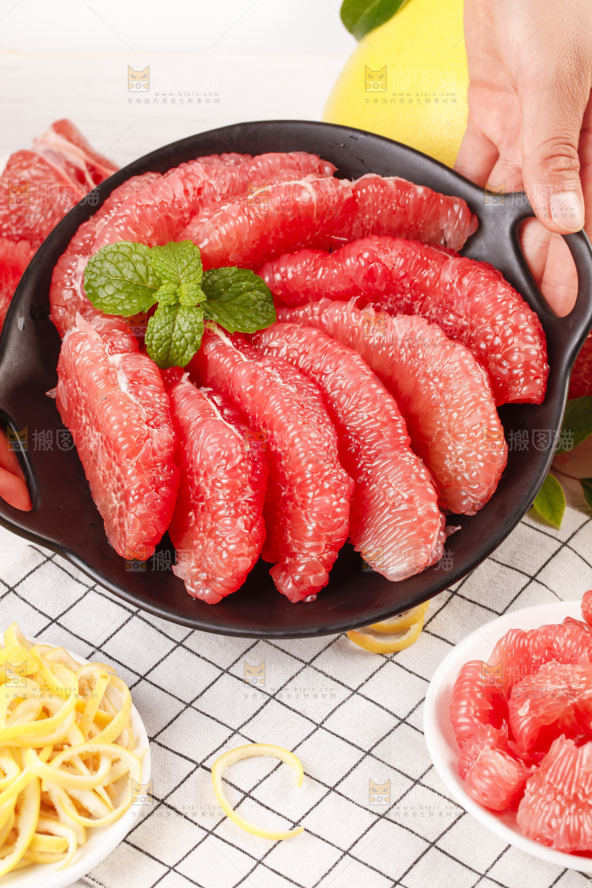 盘子里的红心柚子果肉