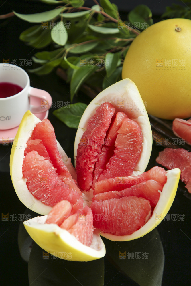 黑底上的柚子