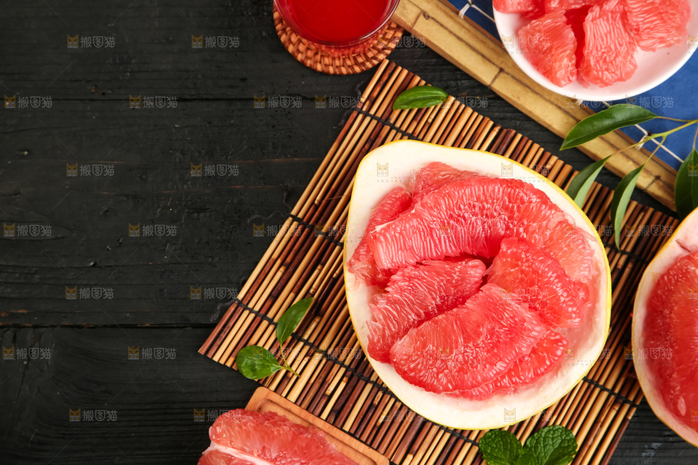 盘子里的红心蜜柚果肉