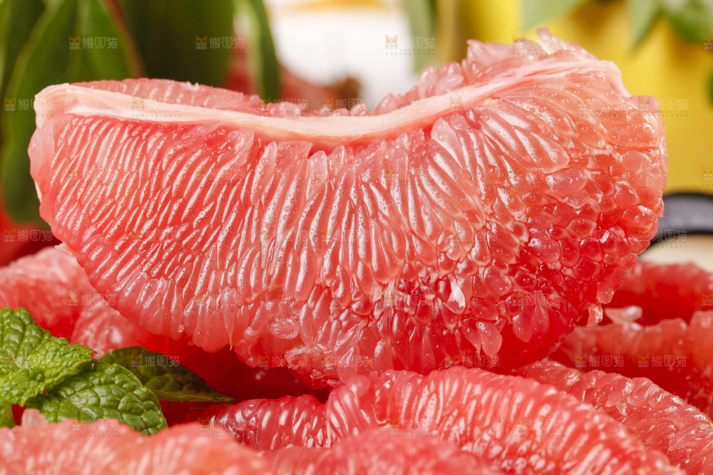 格子底上放着一盘红心柚