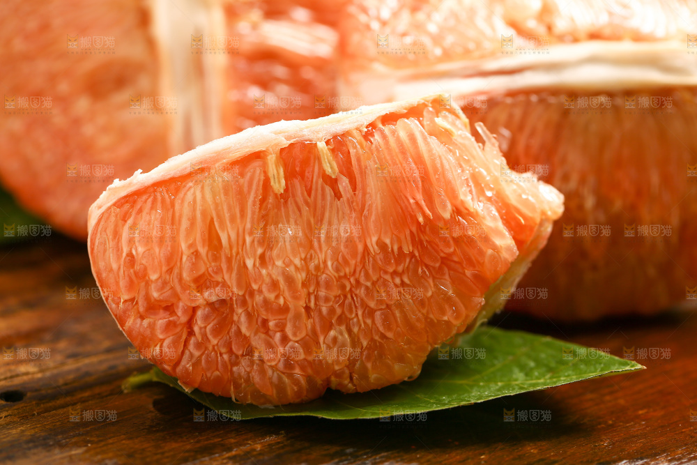 木底上摆放着黄心柚子