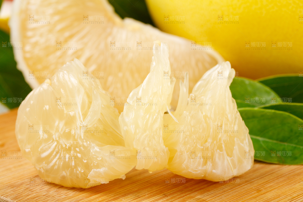 木板上的水晶蜜柚