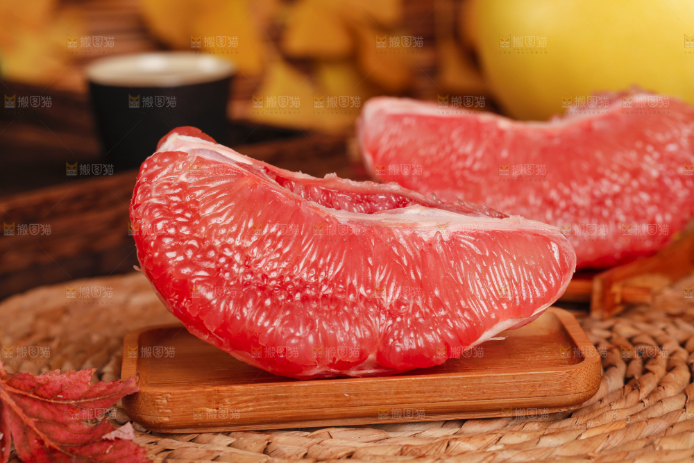 深底上的红肉蜜柚
