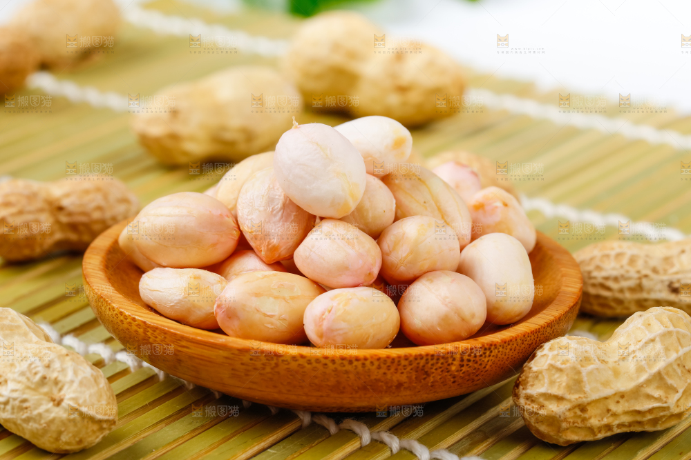 竹底上盘子里的花生米
