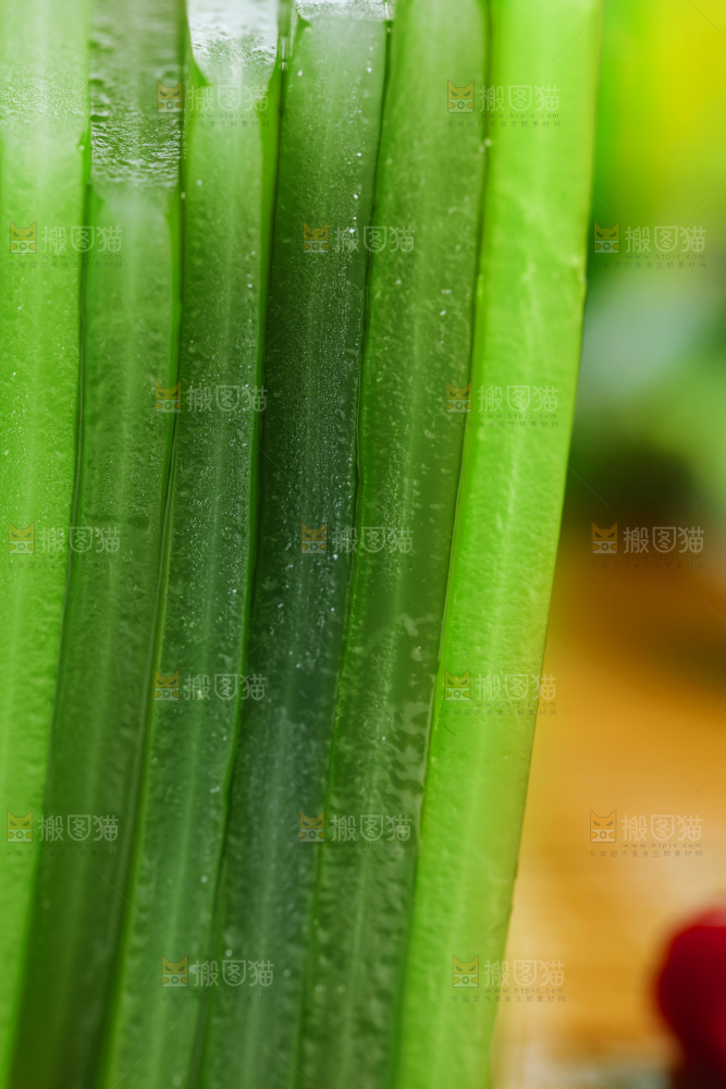 木板上放着新鲜海带