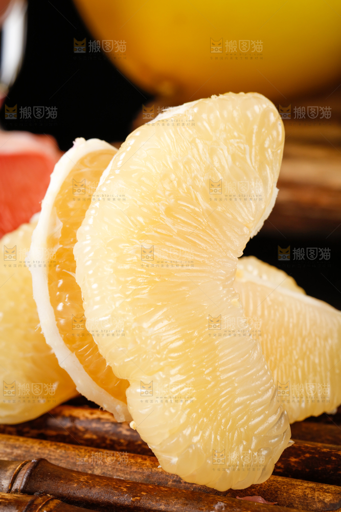 深底上的白心蜜柚